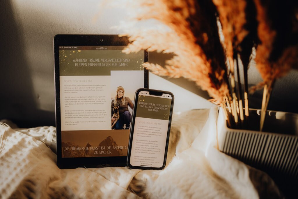 Ein Tablet und ein iPad zeigen eine Website an.