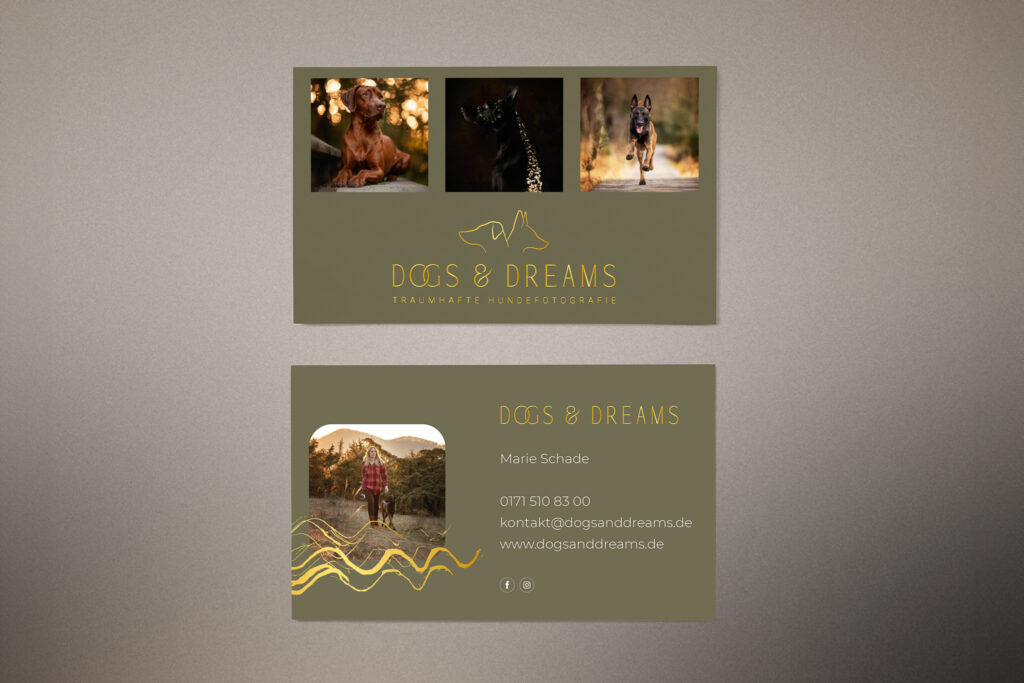 Visitenkarte von Dogs & Dreams mit Hundebildern und Kontaktdaten, kreiert von Gina Wetzler, Joliegraphie.