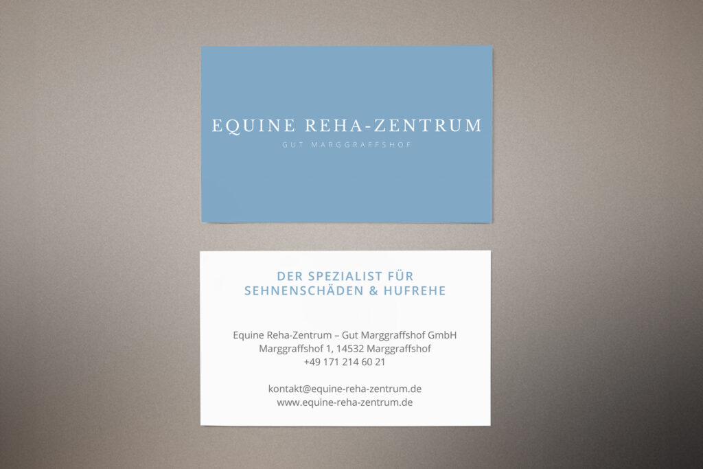 Visitenkarte des Equine Reha-Zentrums mit blauem Hintergrund und Weißdruck, gestaltet von Joliegraphie.