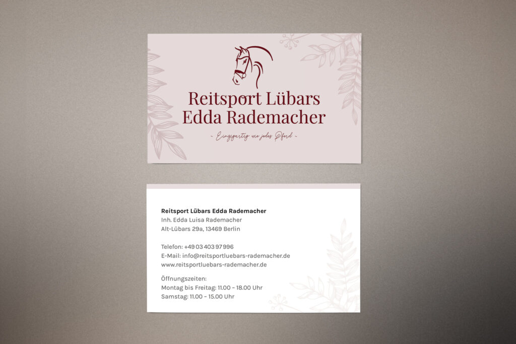 Visitenkarte für Reitsport Lübars Edda Rademacher mit elegantem Pferdemotiv, Design von Gina Wetzler, Joliegraphie.