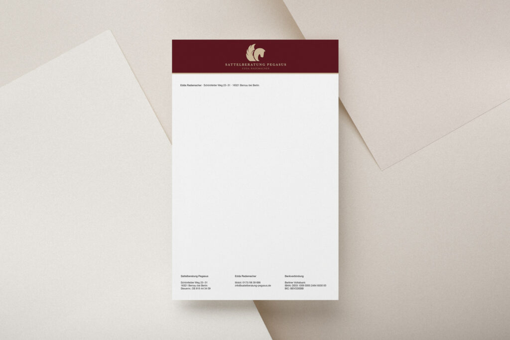 Elegantes, professionell gestaltetes Briefpapier für Sattelberatung Pegasus, entworfen von Gina Wetzler, zeigt klare Linien und ein schlichtes Logo, repräsentativ für Joliegraphies Grafikdesign.