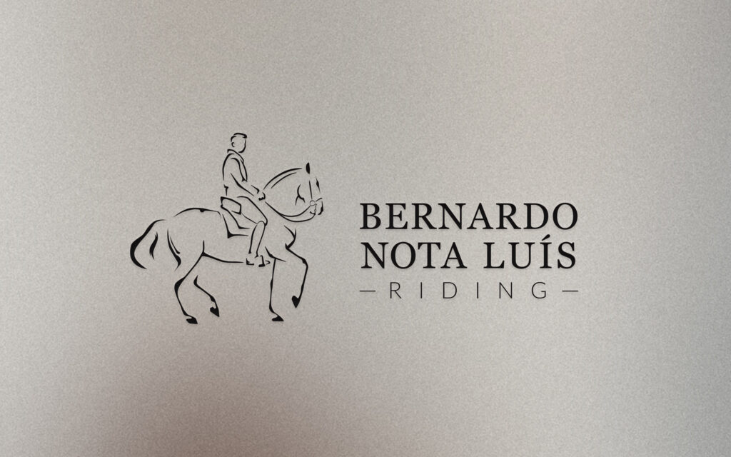 Logodesign von Gina Wetzler, Joliegraphie, mit der Silhouette eines Reiters auf einem Pferd und dem Namen "Bernardo Nota Luís – Riding" in eleganter Schrift.