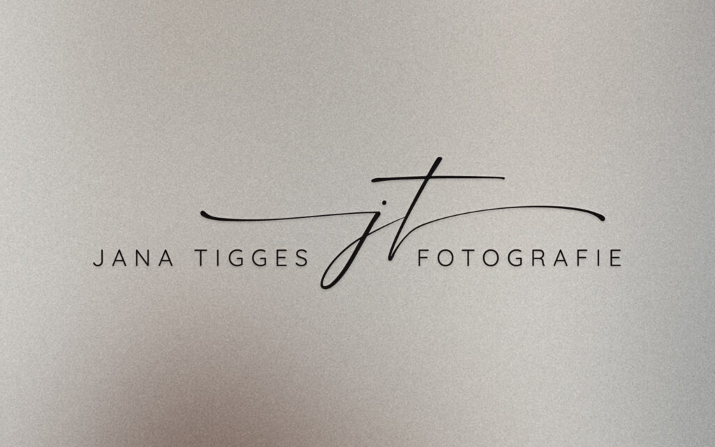 Unterschriftsartiges Logo von Jana Tigges Fotografie, kreiert von Gina Wetzler, Joliegraphie.